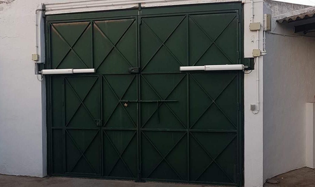 Foto: Puerta automática abatible de dos hojas mediante dos brazos  electromecánicos.